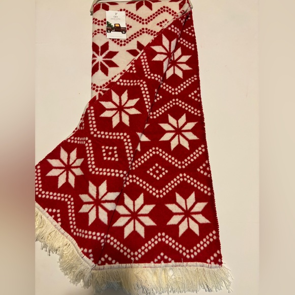 DOCOFIL WHITE Reversible Snowflakes Motif Blanket Throw - Picture 3 of 7